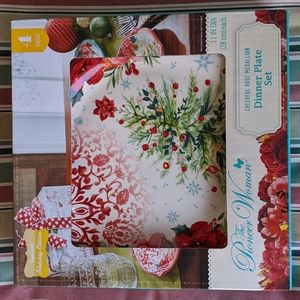 Pioneer woman dinner plate set of 4. Christmas themed. Beautiful!!